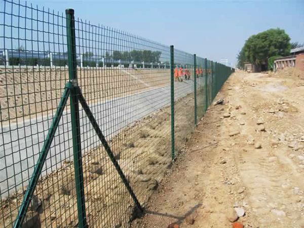 廣西鐵絲網隔離柵圖片4 廣西鐵絲網隔離柵圖片4