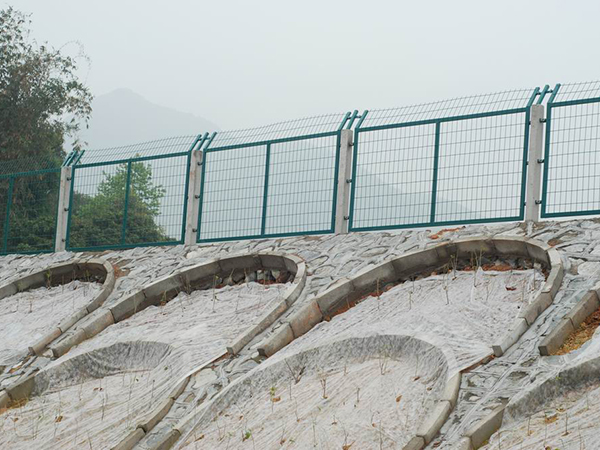 廣西鐵路防護(hù)柵欄圖片4 廣西鐵路防護(hù)柵欄圖片4