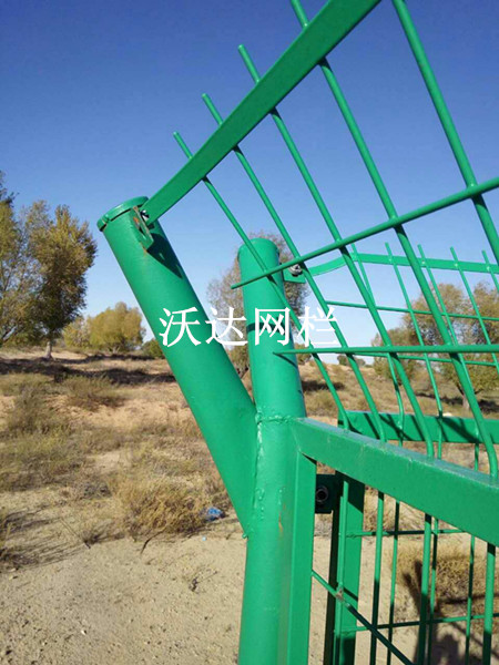 黑龍江內(nèi)蒙古烏拉特中旗油井護(hù)欄網(wǎng)工程圖片3