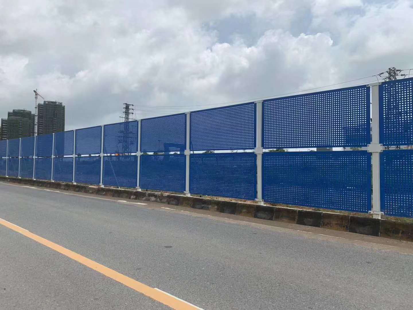 廣西沖孔網(wǎng)護(hù)欄