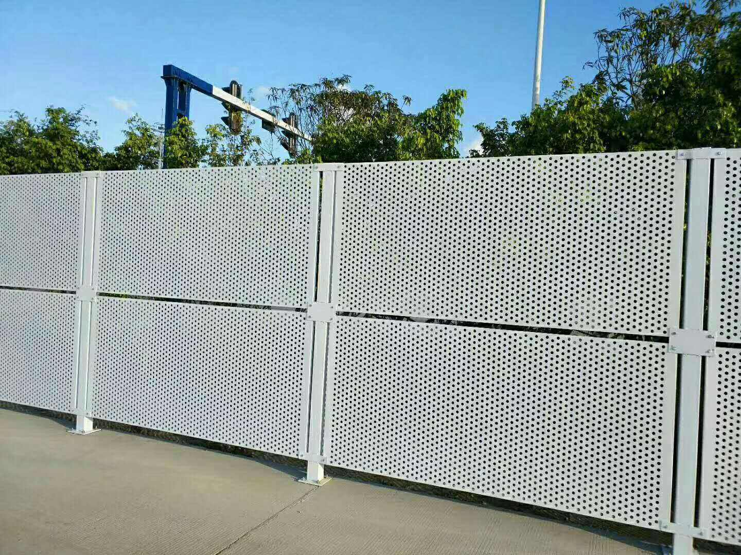 廣西沖孔網護欄圖片3