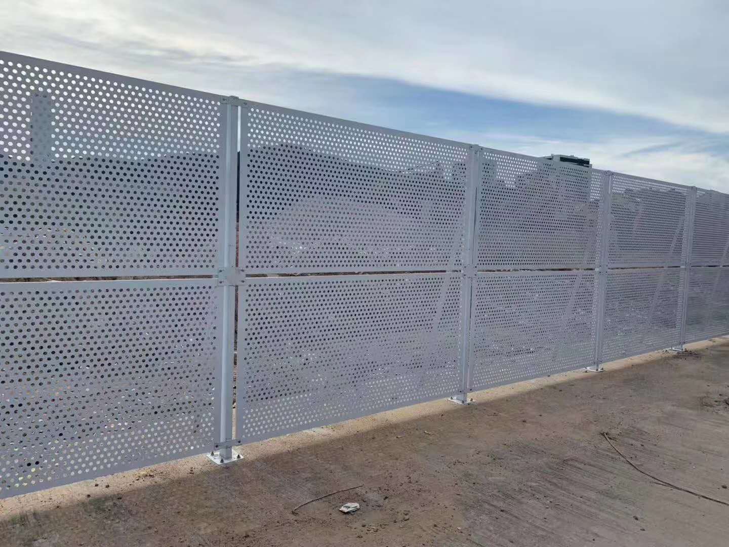 廣西沖孔網護欄圖片4