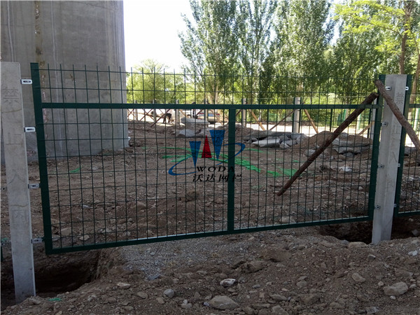 青海鐵路護欄_金屬柵欄網片工程案例圖片2 青海鐵路護欄_金屬柵欄網片工程案例圖片2