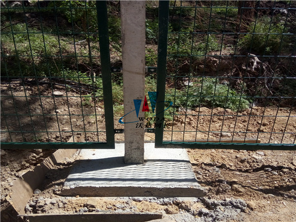 青海鐵路護欄_金屬柵欄網片工程案例圖片3 青海鐵路護欄_金屬柵欄網片工程案例圖片3