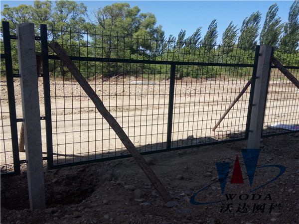 青海鐵路護欄_金屬柵欄網片工程案例圖片4 青海鐵路護欄_金屬柵欄網片工程案例圖片4