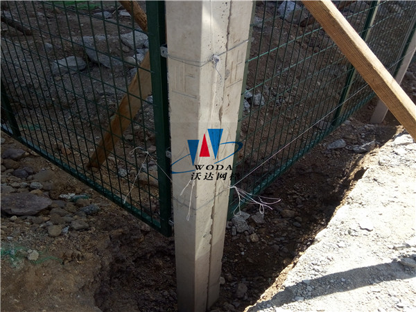 青海鐵路護欄_金屬柵欄網片工程案例圖片5 青海鐵路護欄_金屬柵欄網片工程案例圖片5